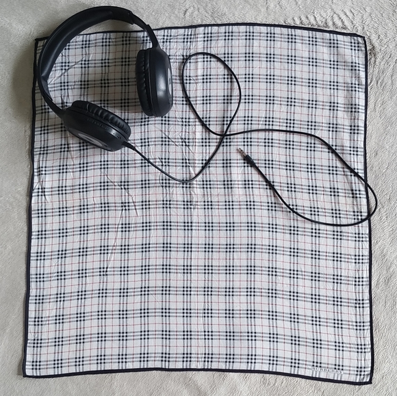 Burberry handkerchief - Picture 5 of 10
